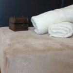 Veliūrinė paklodė su timpa