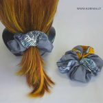 Satino gumytė plaukams Plunksnos